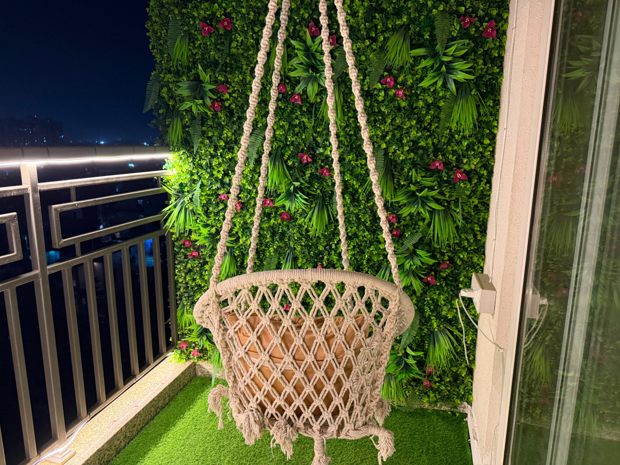 Balcony swing